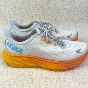 HOKA WOMEN'S ARAHI 6